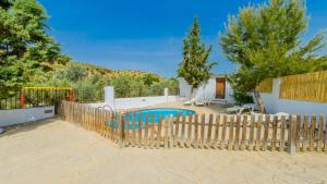 uma cerca em torno de uma piscina num quintal em La Carrasca I Priego de Córdoba by Ruralidays em Priego de Córdoba