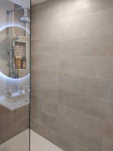 a bathroom with a shower with a glass door at App 5 pers, parking, 3mn RER A, 40 mn du centre de Paris, Cergy le Haut in Cergy