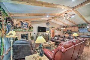 Μια τηλεόραση ή/και κέντρο ψυχαγωγίας στο Woodsy Pigeon Forge Hideaway Private Hot Tub