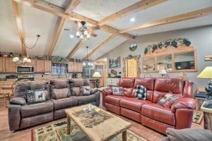 Χώρος καθιστικού στο Woodsy Pigeon Forge Hideaway Private Hot Tub