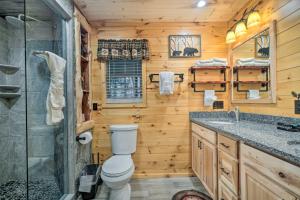 Ένα μπάνιο στο Woodsy Pigeon Forge Hideaway Private Hot Tub +17 φωτογραφίες