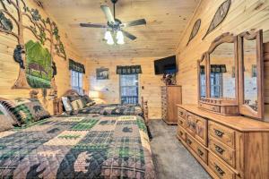 Ένα ή περισσότερα κρεβάτια σε δωμάτιο στο Woodsy Pigeon Forge Hideaway Private Hot Tub