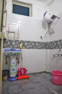 a bathroom with a toilet and a camera in it at Raahi Stay, Landing site Bir - Stay & Cafe in Bīr