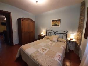 A bed or beds in a room at Apartamentos Esqueiro