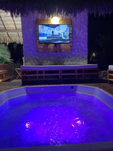 a jacuzzi tub with a tv in a house at Casa Mangue in Macapá