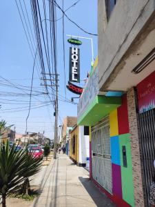 un edificio colorido con un cartel en una calle en Venecia Hotel Carrion, en Trujillo