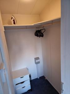 ein leeres Zimmer mit einem Schreibtisch und einem Regal in der Unterkunft Lyons robin hood lodge Rhyl in Rhyl