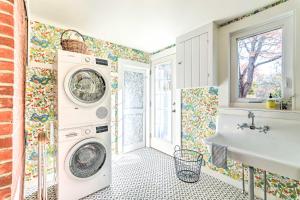 uma casa de banho com uma máquina de lavar roupa e um lavatório em The Blue Scallop Dennis Cottage - Walk to Beach! em Dennis