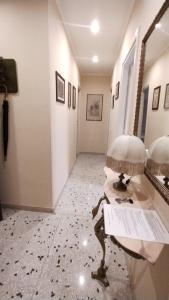 羅馬的住宿－Appartamento Fiore Roma Cinecittà，一间地板上配有台灯的房间