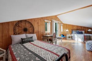 um quarto com uma cama e uma sala de estar em MontFJORD - Chalets, SPA et vue - ChantaFJORD #2 em Sacré-Coeur-Saguenay