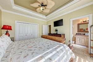 En eller flere senge i et værelse på Anna Maria Island Surfside Bungalow + 32 billeder