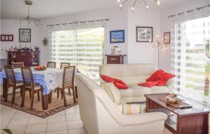 een woonkamer met een tafel en een witte bank bij Amazing Home In Kerlouan-neiz Vran With House Sea View in Trérohant