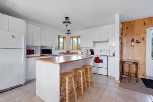 Cucina o angolo cottura di MontFJORD - Chalets, SPA et vue - ChantaFJORD #2
