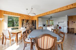 Cucina o angolo cottura di MontFJORD - Chalets, SPA et vue - ChantaFJORD #2
