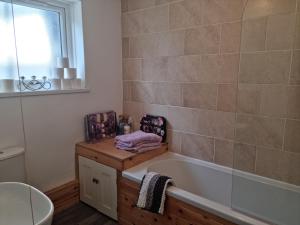 Ein Badezimmer in der Unterkunft Dare Valley Cottage Ex miners cottage Near Zip World Pen y fan Waterfalls