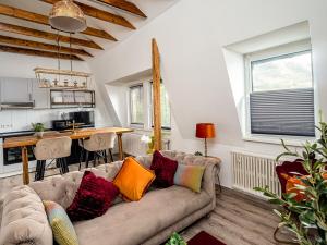 a living room with a couch and a kitchen at Fabelhafte Apartments zum wohlfühlen mit JUNIK Apartments in Duisburg