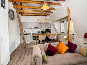 a living room with a couch and a kitchen at Fabelhafte Apartments zum wohlfühlen mit JUNIK Apartments in Duisburg