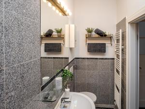 a bathroom with a sink and a mirror at Fabelhafte Apartments zum wohlfühlen mit JUNIK Apartments in Duisburg +20 photos