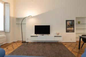 A television and/or entertainment centre at [Luxury apartment near Duomo] Italia 38