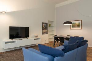 A television and/or entertainment centre at [Luxury apartment near Duomo] Italia 38