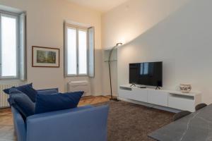 A television and/or entertainment centre at [Luxury apartment near Duomo] Italia 38