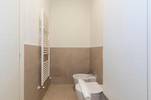 A bathroom at [Luxury apartment near Duomo] Italia 38 Még 24 kép