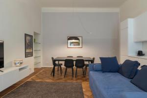 A seating area at [Luxury apartment near Duomo] Italia 38