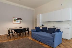 A kitchen or kitchenette at [Luxury apartment near Duomo] Italia 38