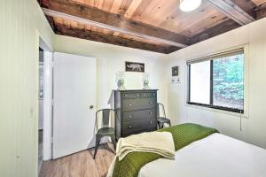 1 dormitorio con 1 cama, vestidor y ventana en Pollock Pines A-Frame Chalet with Mod Updates!, en Pollock Pines