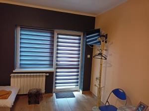 a room with a window with blinds on it at Pokoje Mira in Torzym