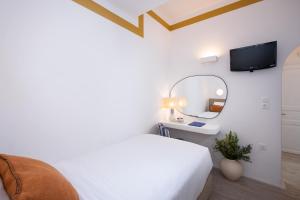 Televízia a/alebo spoločenská miestnosť v ubytovaní Hotel Tagoo