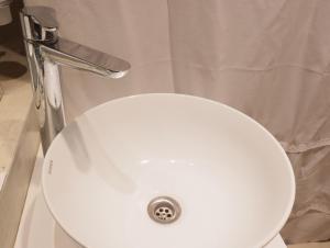 a white sink with a faucet on top of it at C Cómodo depto en Mar del Plata a pasos del mar in Mar del Plata