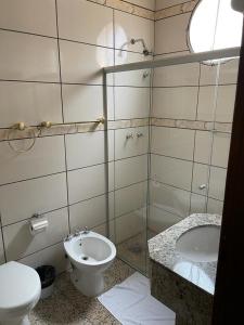 een badkamer met een toilet en een wastafel bij Bravo City Hotel Sao Carlos in São Carlos