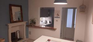 eine Küche mit einem Waschbecken und einem Spiegel in der Unterkunft L'AIRONE - casa vacanza in Mandello del Lario