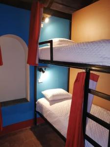 Tempat tidur susun dalam kamar di Hostel Hopa Antigua