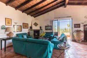salon z niebieskimi kanapami i kominkiem w obiekcie Villa Lorenza Private beach w mieście Caronia