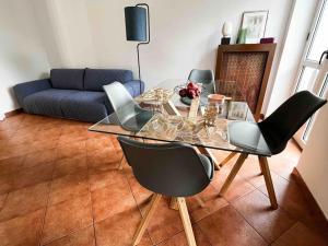 a dining room with a glass table and chairs at Naudas House! in Pero
