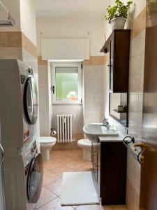 un piccolo bagno con lavandino e servizi igienici di Naudas House! a Pero
