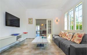 サン・フロランにあるStunning Home In St Florent With 5 Bedrooms, Wifi And Outdoor Swimming Poolのリビングルーム(ソファ、コーヒーテーブル付)