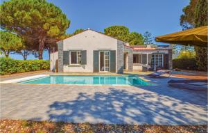 サン・フロランにあるGorgeous Home In St Florent With Outdoor Swimming Poolの家の前にスイミングプールがある家