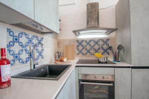 A kitchen or kitchenette at Masseria La Scalella - Fortificato