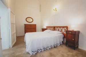 A bed or beds in a room at Masseria La Scalella - Fortificato