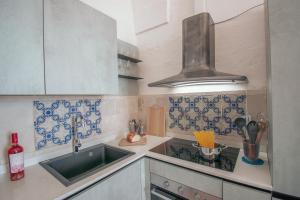 A kitchen or kitchenette at Masseria La Scalella - Fortificato