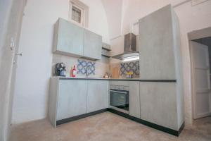 A kitchen or kitchenette at Masseria La Scalella - Fortificato