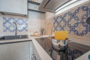 A kitchen or kitchenette at Masseria La Scalella - Fortificato
