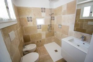 A bathroom at Masseria La Scalella - Fortificato