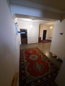 un soggiorno con tappeto rosso sul pavimento di Garni Guesthouse a Garni