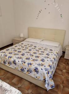 ガエータにあるLa farfallaのベッドルーム1室(花柄のベッドカバー付)