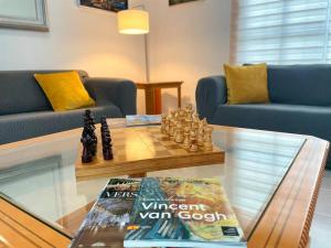 uma sala de estar com uma mesa de café em vidro com um livro em Casa Mar y Amor em Cancún