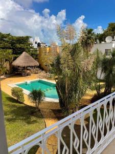uma vista para uma piscina a partir de uma varanda em Casa Mar y Amor em Cancún